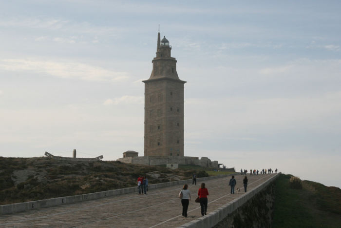 Torre de Herqules i La Coruna er verdens ældste fyrtårn, der stadig er i drift. Det er oprindeligt bygget af romerne i det 2. århundrede og er 60 meter højt.