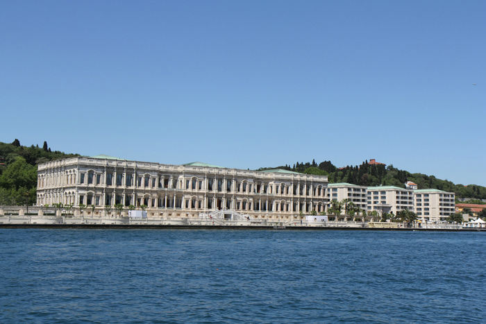 En af de mange flotte bygninger på den europæiske side af Istanbul set ude fra Bosporusstrædet.
