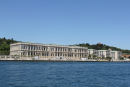 En af de mange flotte bygninger på den europæiske side af Istanbul set ude fra Bosporusstrædet.
