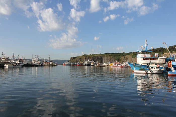 Vi var en tur ude i Sorte Havet og overnattede i Türkeli Fencri, en fiskerihavn hvor der ikke var plads til lystbåde. Vi lå uden på 2-3 store fiskerbåde samt et par lystbåde til fiskeri.