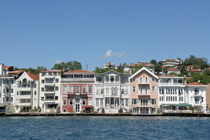 Nogle af de flotte gamle huse, der ligger helt ud til Bosporusstrædet på den europæiske side af strædet. 
