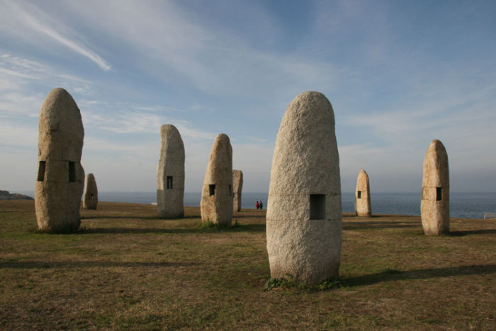 Fra skulpturparken i La Coruna, "Familia de Menhires" eller "Pentacephalic Menhir" af Ramón Miranda, inspireret af de forskellige generationer, der har beboet dette sted.