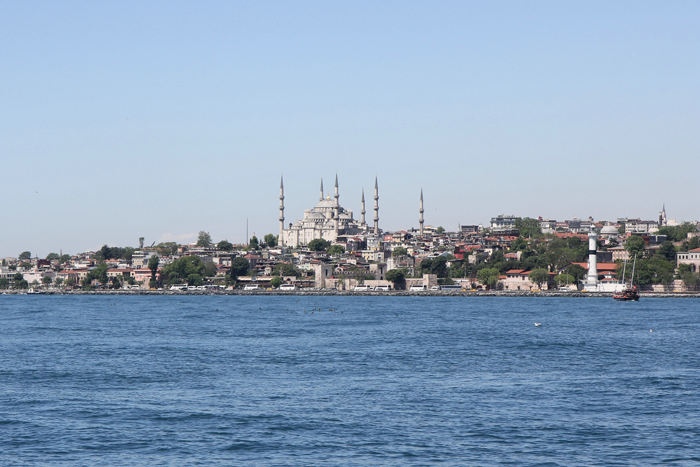 Den Blå Moske i Istanbul set ude fra vandet.