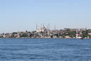 Den Blå Moske i Istanbul set ude fra vandet.