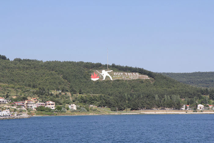 På den anden side af Dardaneller Strædet på Gallipoli Halvøen lige over for Canakkale er dette mindesmærke malet direkte på klipperne.