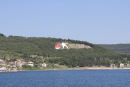 På den anden side af Dardaneller Strædet på Gallipoli Halvøen lige over for Canakkale er dette mindesmærke malet direkte på klipperne.