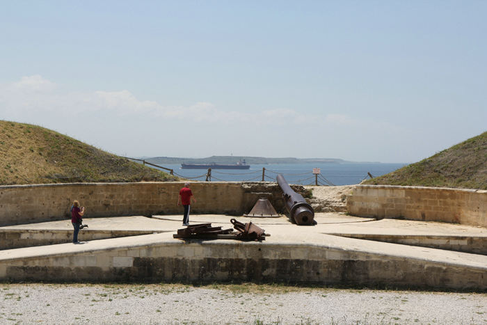 Et af forsvarsværkerne i Helles yderst på Gallipoli Halvøen. I baggrunden skimtes den sydlige side af indsejlingen. 
