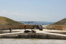 Et af forsvarsværkerne i Helles yderst på Gallipoli Halvøen. I baggrunden skimtes den sydlige side af indsejlingen. 