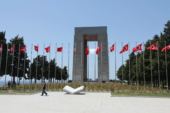 Canakkale Martyrs’ Memorial, et kæmpe mindesmærke, som man tydelig kan se ude fra vandet, når man kommer sejlende ind til Dardaneller Strædet.