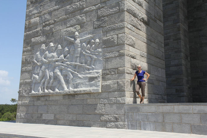 Canakkale Martyrs’ Memorial er 42 m højt og indviet i 1960. Mindesmærket består af 4 søjler med et tag over. Her skipperinden ved foden af en af søjlerne.