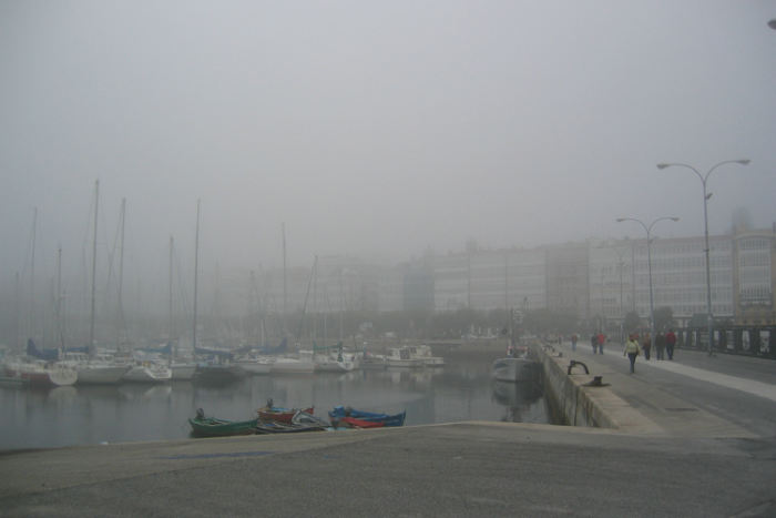 Vejret skifter hurtigt i La Coruna. En morgen vi stod, op hang tågen tykt over byen og havnen, og den blev hængende hele dagen.