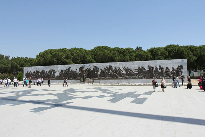 I forbindelse med Canakkale Martyrs’ Memorial er der et enormt relief, der viser situationer fra krigen i 1915 mellem Tyrkiet på den ene side og Frankrig, England, Australien og New Zealand på den anden. 