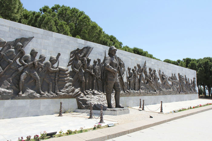 Mindevæggen ved Canakkale Martyrs’ Memorial. Det er vist general Mustafa Kemal (Atatürk), der står foran. 