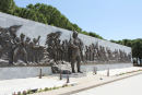 Mindevæggen ved Canakkale Martyrs’ Memorial. Det er vist general Mustafa Kemal (Atatürk), der står foran. 