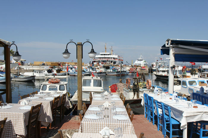 Havnen på Bozcaada, en tyrkisk ø, der ligger lige uden for indsejlingen til Dardanellerstrædet. Restauranterne ligger helt ud til kajkanten, rigtig hyggeligt. 