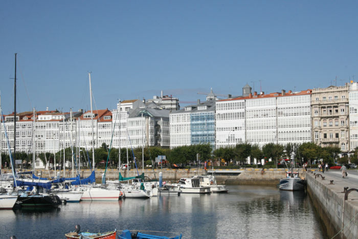 La Coruna kaldes "Glassets By", og det er ikke uden grund. Facaderne ud mod havnen er beklædt med en slags karnapper med masser af glas.
