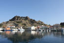 Havnen i Mirina på Limnos med den gamle borg i baggrunden.