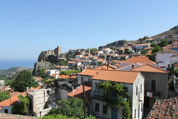 Udsigten ud over Chora på Samothraki, med ruinerne af den gamle byzantinske borg i baggrunden.