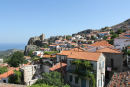 Udsigten ud over Chora på Samothraki, med ruinerne af den gamle byzantinske borg i baggrunden.