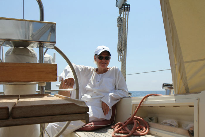 Vi har ingen bimini på Nausikaa. Det er lidt svært at montere, når vi har centercockpit og storskødet monteret bag cockpittet. Vi har i stedet noget let, hvidt tøj, som vi tager på midt på dagen.