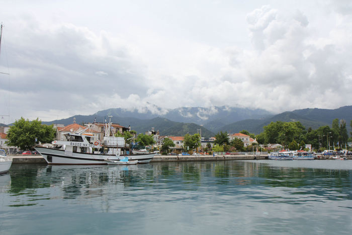 Da vi besøgte Nea Limani på Thassos, hang skyerne lavt oppe i bjergene, og vi undgik da heller ikke en enkelt regnbyge.