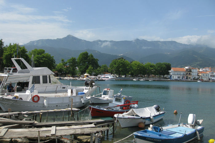 Den gamle havn i Nea Limani på Thassos. Den er mest beregnet til små både; ifølge kortet skulle vi også kunne gå ind her, men valgte at gå ind i den ny havn lige ved siden af.