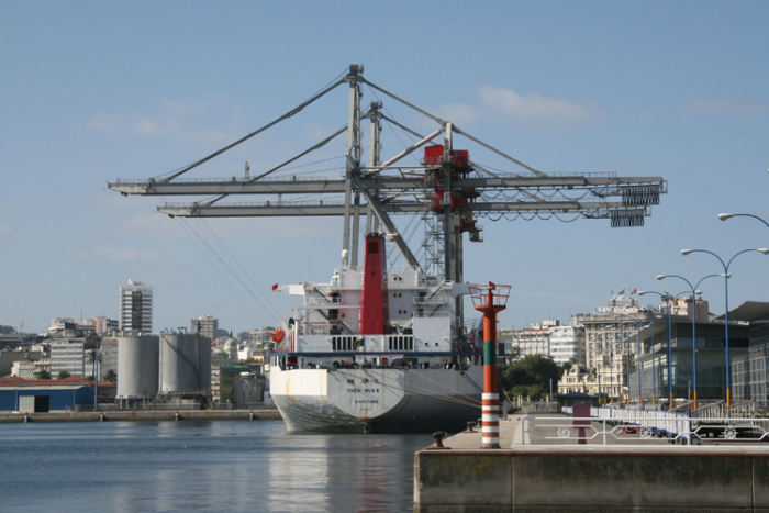 To kæmpe containerkraner, der kom sejlende fra Kina til La Coruna som dækslast. Hvad mon de havde som ballast?