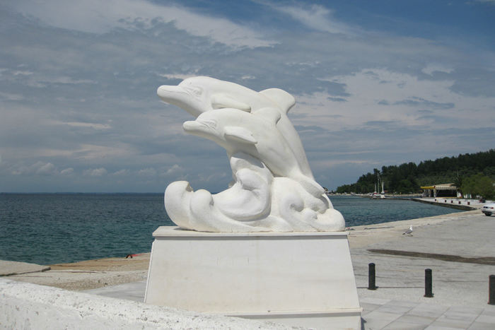 Der er meget store marmorbrud på Thassos, hvor der brydes hvidt marmor. Firmaet bag marmorbruddene har sponseret flere flotte figurer. Her er et par delfiner nede på havnen. 