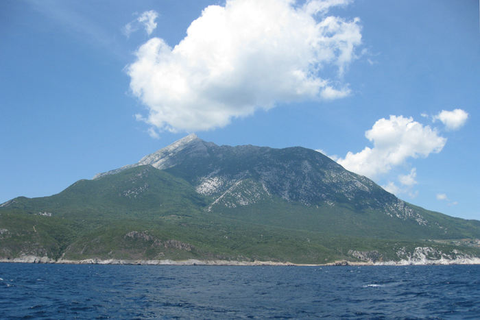 På turen fra Thassos til Porto Koufo på Halkidiki halvøen passerede vi syd om Athosbjerget og Athos ’fingeren’, hvor al adgang er forbudt. 