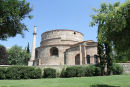 Rotunda, der blev bygget af Galerius i forbindelse med triumfbuen. Efter Galerius’ død blev den indrettet til kristen kirke. I 1590, da byen blev besat af Ottomanerne blev den en moske.