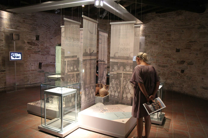 Der er et flot museum i Det hvide Tårn i Thessaloniki. Det er indrettet inde midt i tårnet på de forskellige etager.