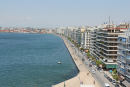 Udsigten oppe fra Det hvide Tårn mod nord op langs den gamle havnekaj i Thessaloniki. Kajen er nu fyldt med høje huse med cafeer og restauranter i stueetagen. Det ”er her, det sker”. 