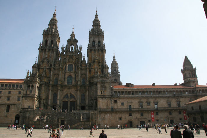 Hovedindgangen til Catedral de Santiago de Compostela set ude fra Praza do Obradoiro.