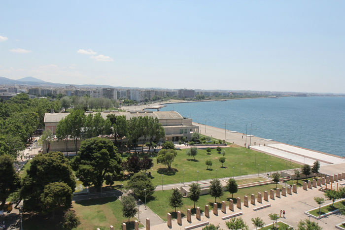 Udsigten mod syd oppe fra Det hvide Tårn i Thessaloniki. Der er anlagt en flot havnepromenade, så langt øjet rækker. Den fører næsten helt ud til marinaen.