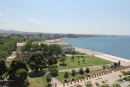 Udsigten mod syd oppe fra Det hvide Tårn i Thessaloniki. Der er anlagt en flot havnepromenade, så langt øjet rækker. Den fører næsten helt ud til marinaen.