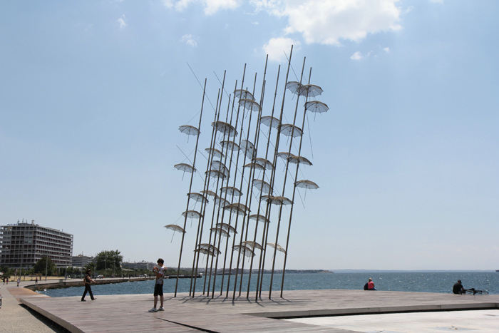 Der var flere skulpturer langs havnepromenaden i Thessaloniki. Her den flotte paraplyskulptur.