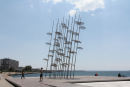 Der var flere skulpturer langs havnepromenaden i Thessaloniki. Her den flotte paraplyskulptur.