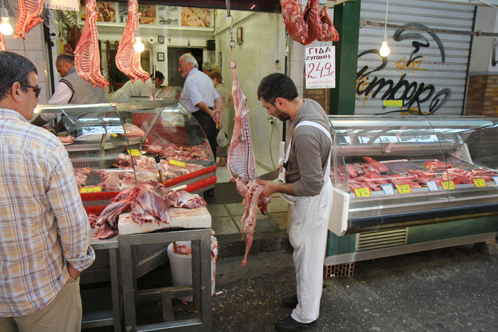 Markedet i Kapani bydelen i Thessaloniki. Selv om temperaturen var over 30 grader, stod de og tilberedte kødet ude i det fri. Håber, at det skulle bruges med det samme.