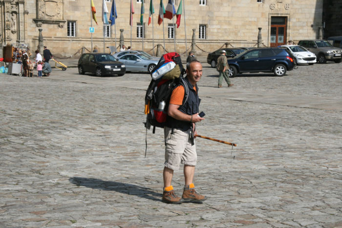 På Praza do Obradoiro foran hovedindgangen til katedralen i Santiago de Compostela, mødte vi en af pilgrimmene, der lige var ankommet.