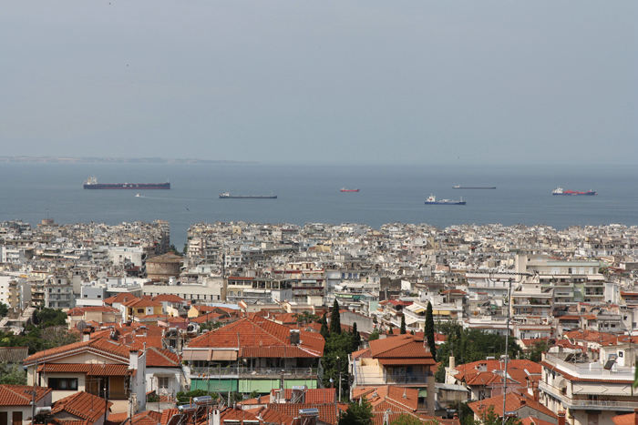 Udsigten ud over Thessaloniki oppe fra den gamle bydel. Der lå mange skibe for anker ude i bugten; de ventede på at komme til kaj i den forholdsvis lille havn.  