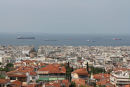 Udsigten ud over Thessaloniki oppe fra den gamle bydel. Der lå mange skibe for anker ude i bugten; de ventede på at komme til kaj i den forholdsvis lille havn.  