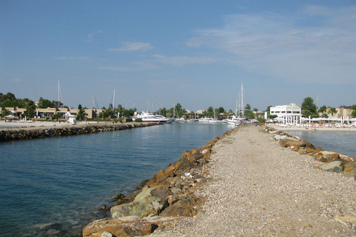 Indsejlingen til Sani Marina på den første ’finger’ Kassandra på Halkidiki halvøen. Det var en rigtig flot marina med alle faciliteter.