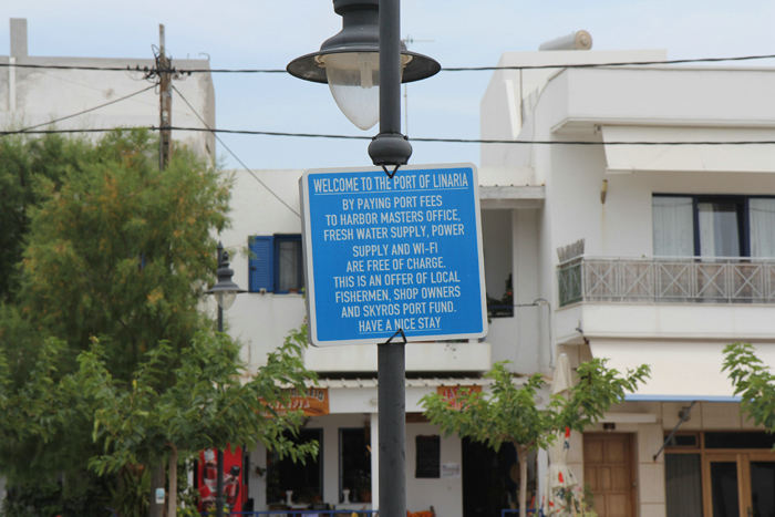 Linaria på Skyros, hvor vand, el, toilet, bad og wi-fi er gratis, når man har betalt port police for opholdet (5,50 € pr. døgn). Man bliver modtaget af havnefogeden Georg.