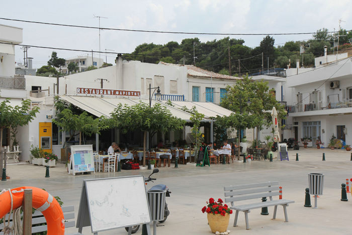 Der ligger flere hyggelige restauranter langs kajen i Linaria på Skyros, samt flere ’super’ markeder. 