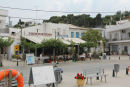 Der ligger flere hyggelige restauranter langs kajen i Linaria på Skyros, samt flere ’super’ markeder. 