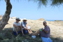 Picnic sammen med Henry og Linda fra s/y Alibi, i skyggen af et træ i nærheden af St. Nikolaos kirken i Pouria. Det var meget varmt.   