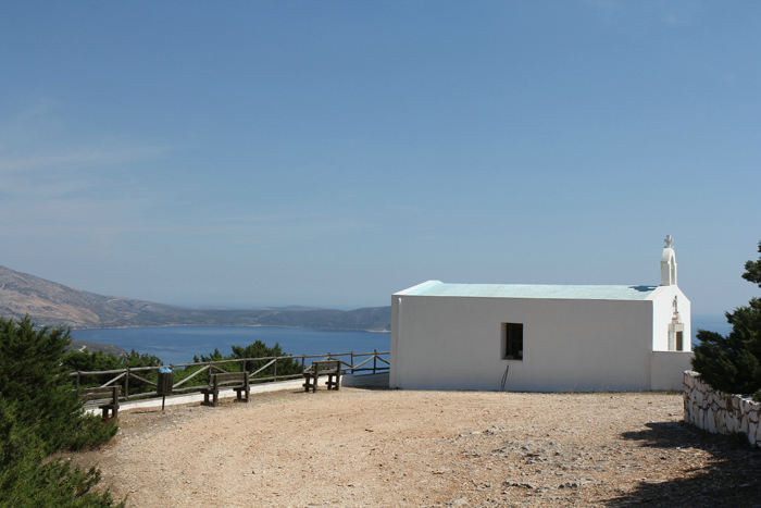 Agios Panteleimonas, et lille kapel, der ligger oppe på en klippe med en storslået udsigt ud over havet, men langt væk fra alting.