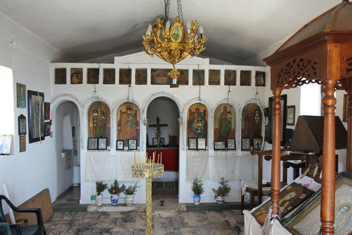 Et kik ind i Agios Panteleimonas, et lille kapel lidt nord for Linaria på Skyros. 