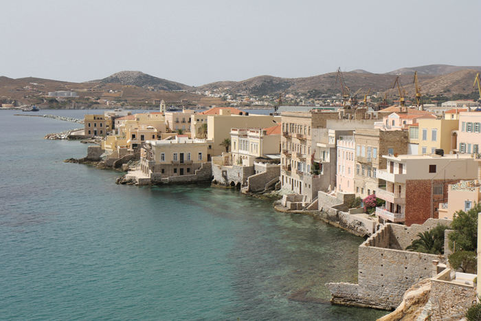 Udsigten oppe fra Vaporia bydelen og ned over husene på ydersiden af havnen i Ermoupolis på Siros.
