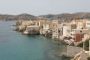 Udsigten oppe fra Vaporia bydelen og ned over husene på ydersiden af havnen i Ermoupolis på Siros.